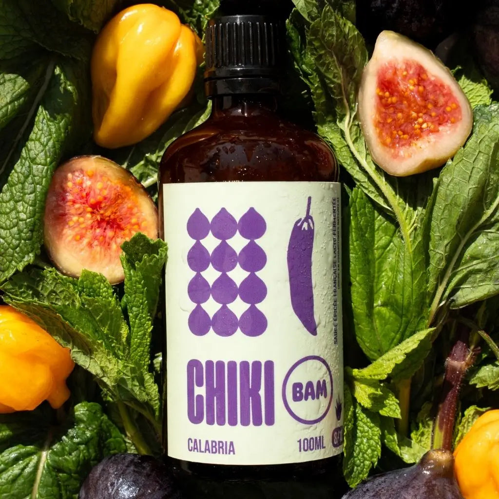 Bouteille de sauce piquante bio Calabria Chiki Bam à la figue, menthe poivrée, habanero rouge et piment fantôme